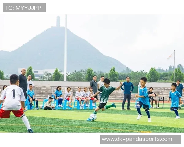 男足球星闪耀绿茵赛场展现巅峰技艺赢得球迷热烈欢呼